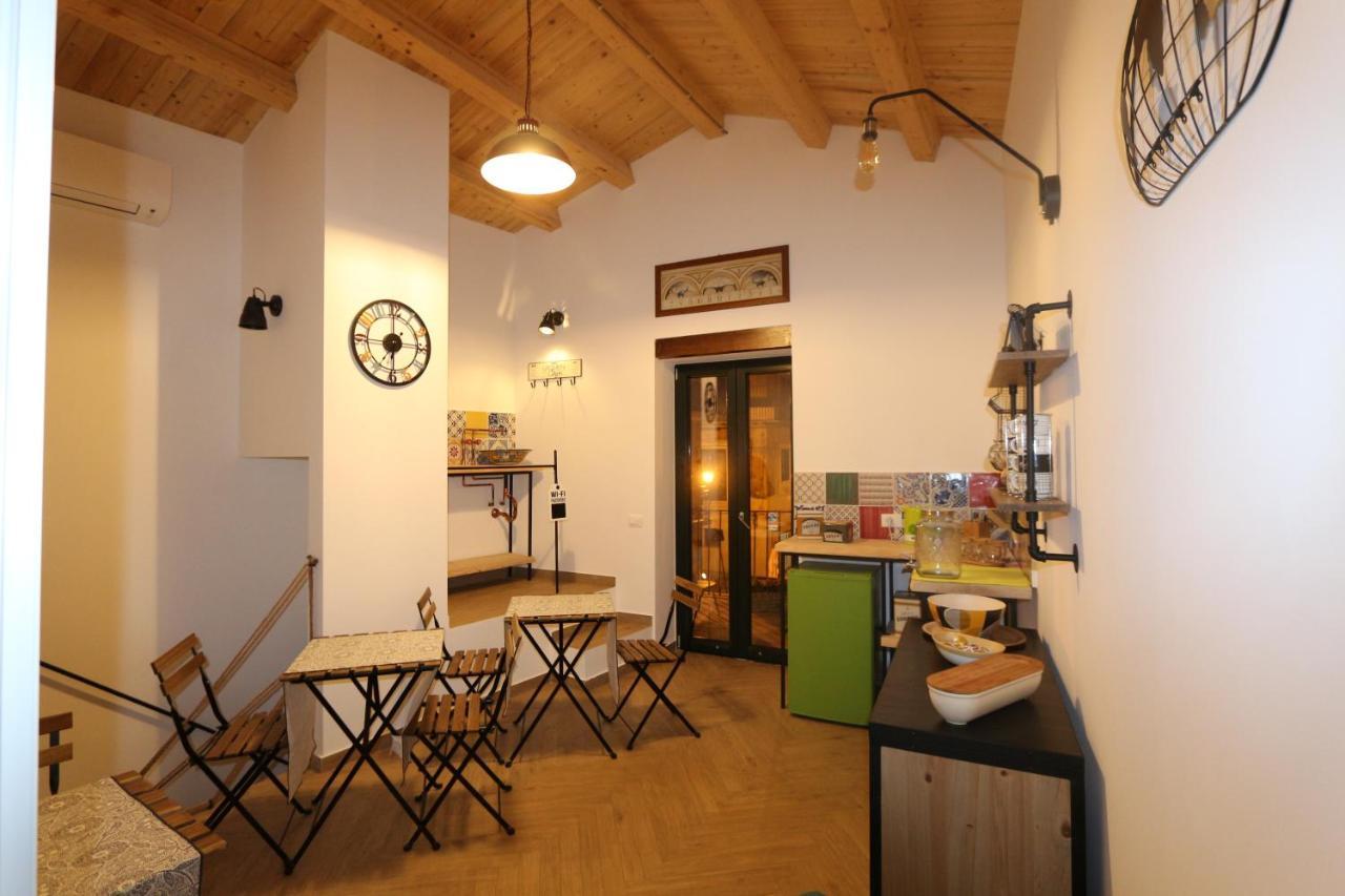 מונריאלה Torre'S Camere & Caffe מראה חיצוני תמונה